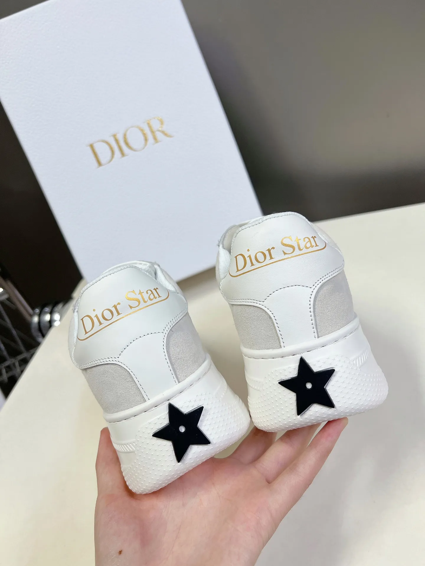👟👟Ex-factory price 640👟👟 Dior's new platform shoes thick-soled casual shoes. Purchased and developed from Taikoo Hui RMB 16,400. These Dior Star sneakers continue the timeless silhouette and are carefully made of cow leather, so they are particularly comfortable on the feet. They are decorated with tonal suede panels and metal stars to decorate the lace eyelets to enhance the style. The lightweight style is matched with the "Christian Dior" logo thin sole, suitable for all seasons, and can be matched with all kinds of casual looks to add a finishing touch. Classic and super durable. The upper is stitched with cowhide. The original IP outsole height is 4CM. Size: 35-41. A full set of counter synchronized gift boxes 💝 packaging